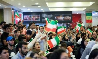تصاویری دیدنی از تماشای مردمان جریزه کیش از بازی فوتبال ایران و پرتغال