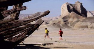 یک هزار دونده از سراسر جهان در جزیره کیش رقابت می کنند